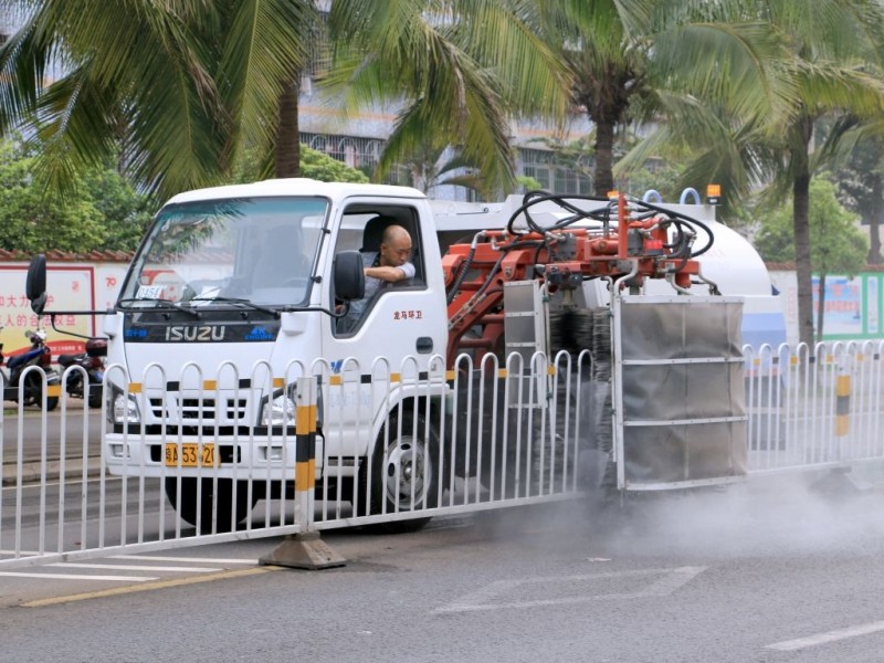 東風(fēng)多利卡護(hù)欄清洗車(chē)